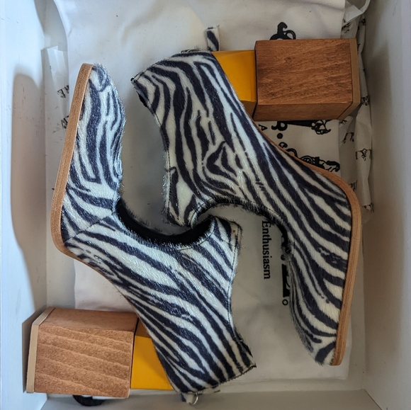 A.W.A.K.E MODE SHOES - Picture 3 of 6